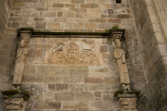 Restos de la portada norte de la iglesia del monasterio de Carracedo